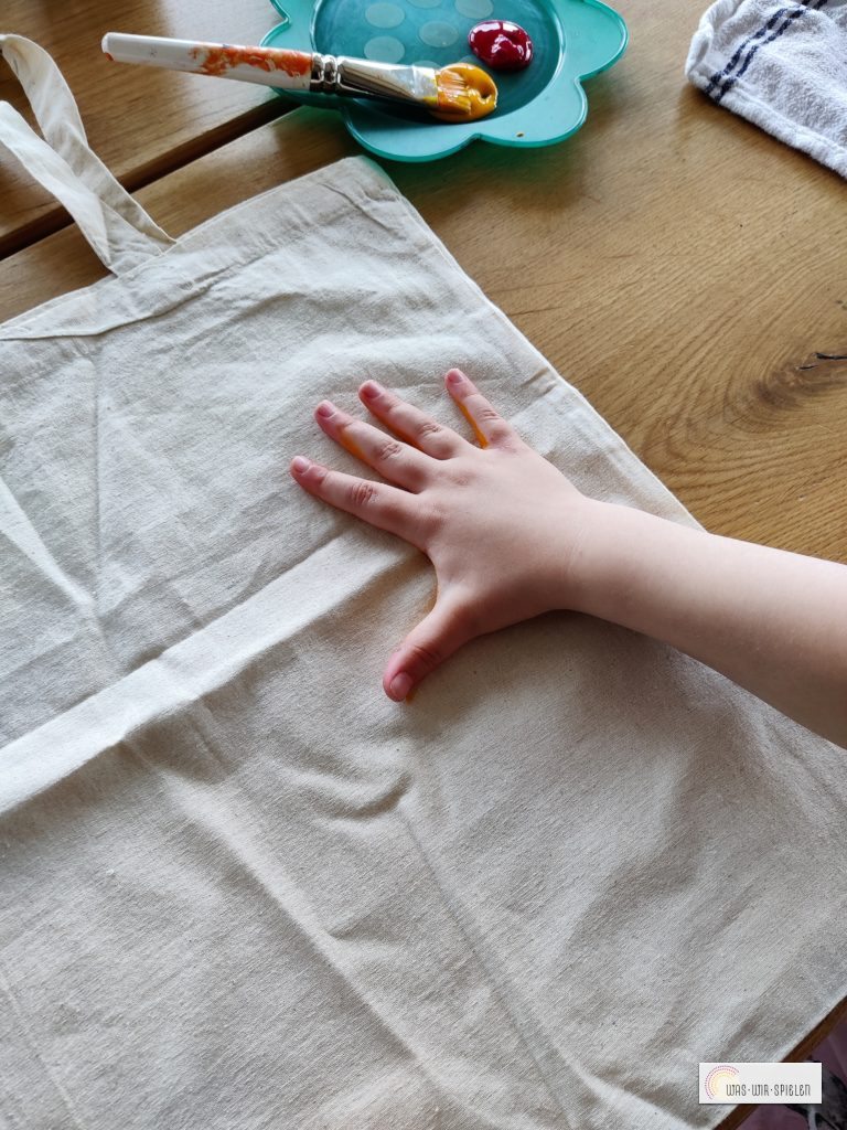 Handabdruck auf einer Tasche