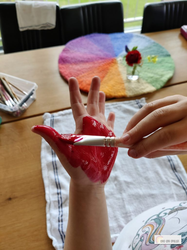 Die Handfläche wird bemalt