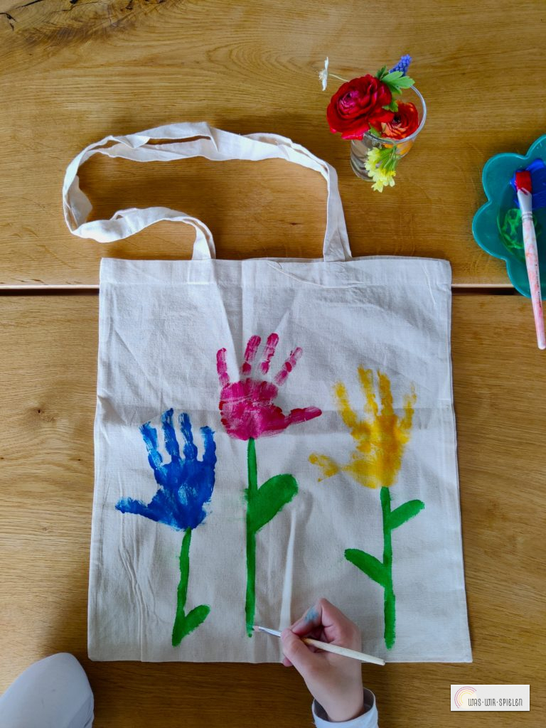 Stiele werden mit Pinsel gemalt