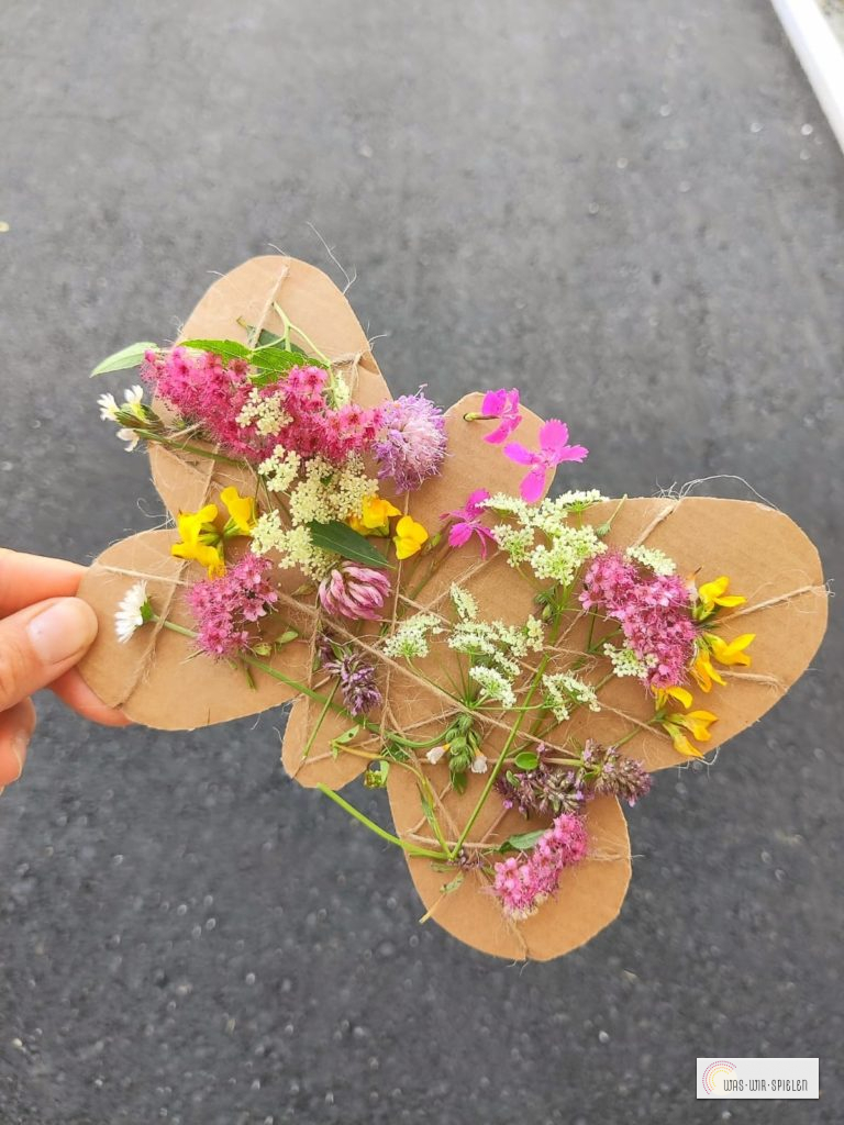 Karton Figur mit Blumen  schmücken