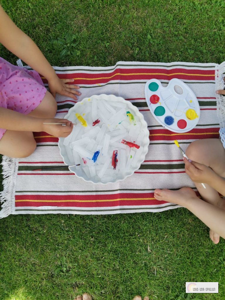 Malen auf Eiswürfeln