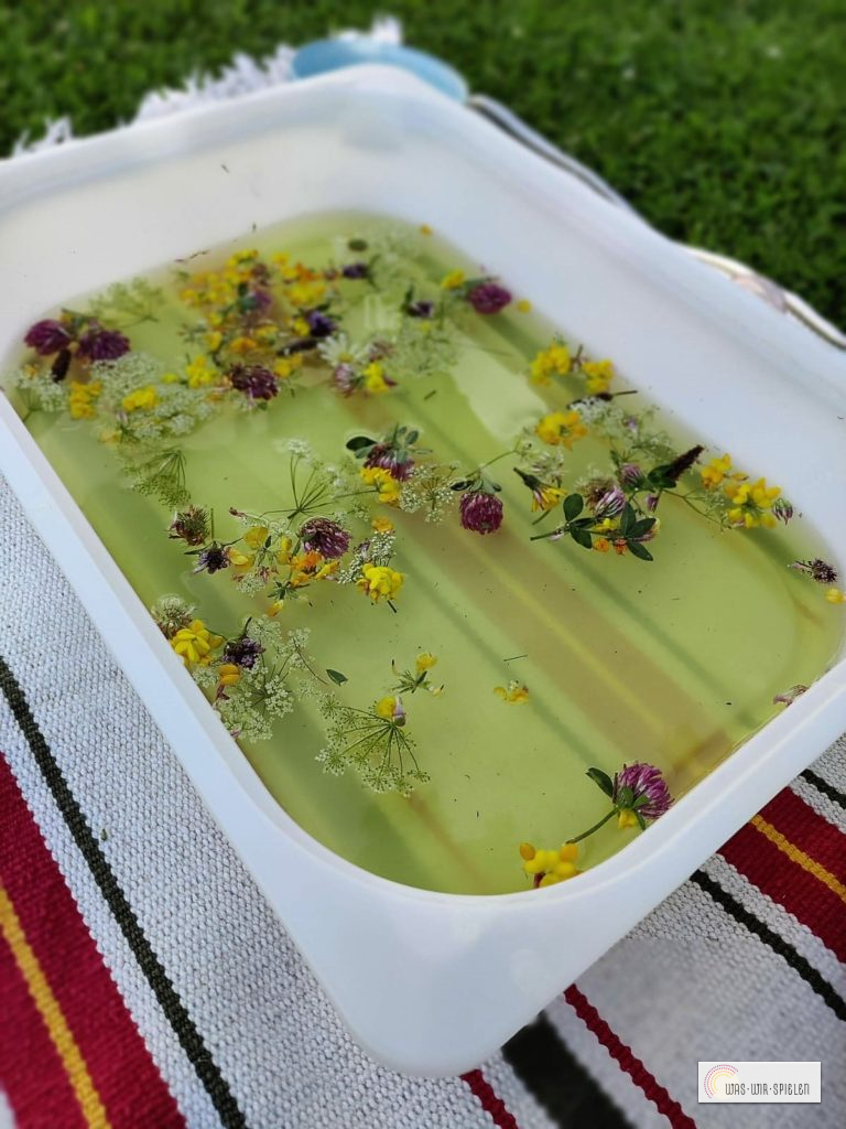 Sensorische Wanne mit Blumen