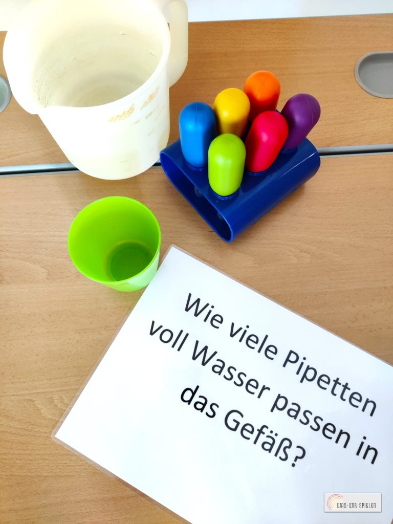 Verschiedene Stationen zum Erfassen der Maßeinheit Liter