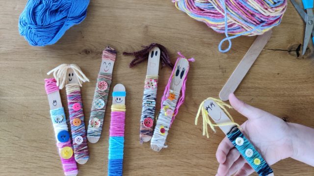 DIY Püppchen aus Holzstielen zum Spielen