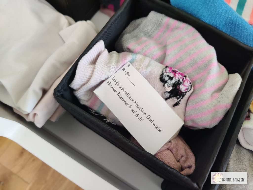 Kärtchen werden im Vorfeld versteckt