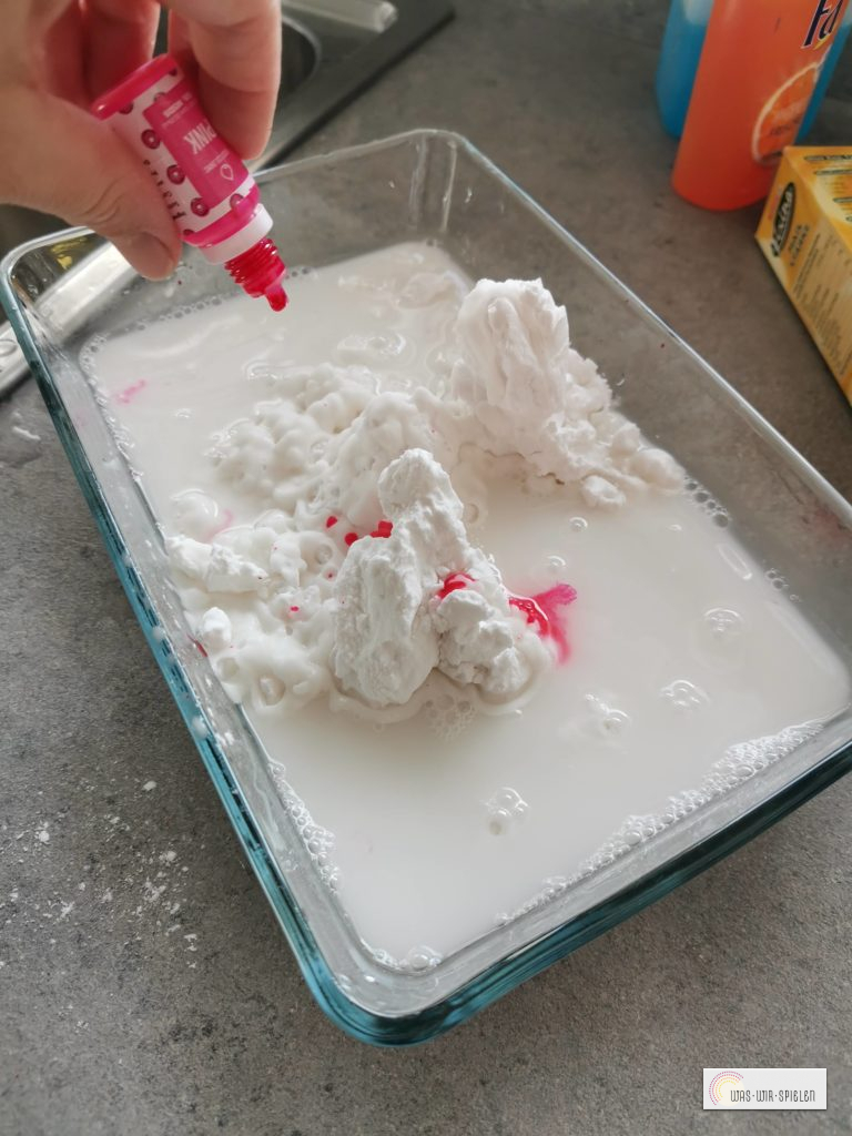 Bei Bedarf Lebensmittelfarbe beimengen