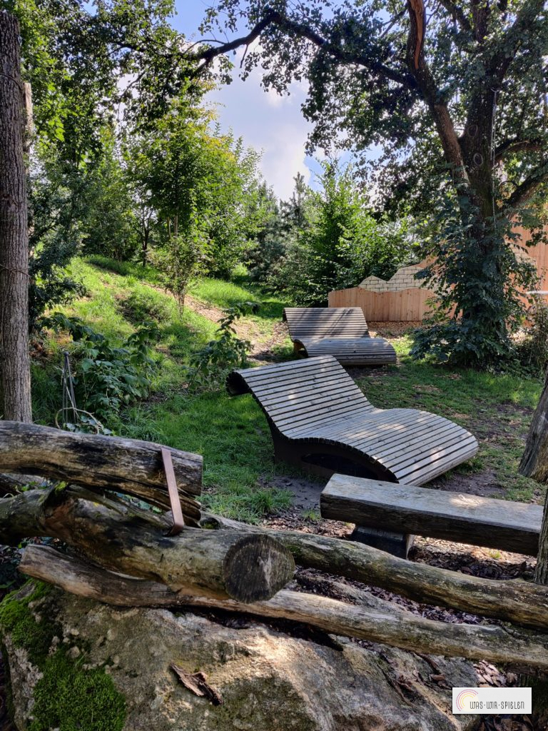 Liegen und Rastplätze quer durch den Park