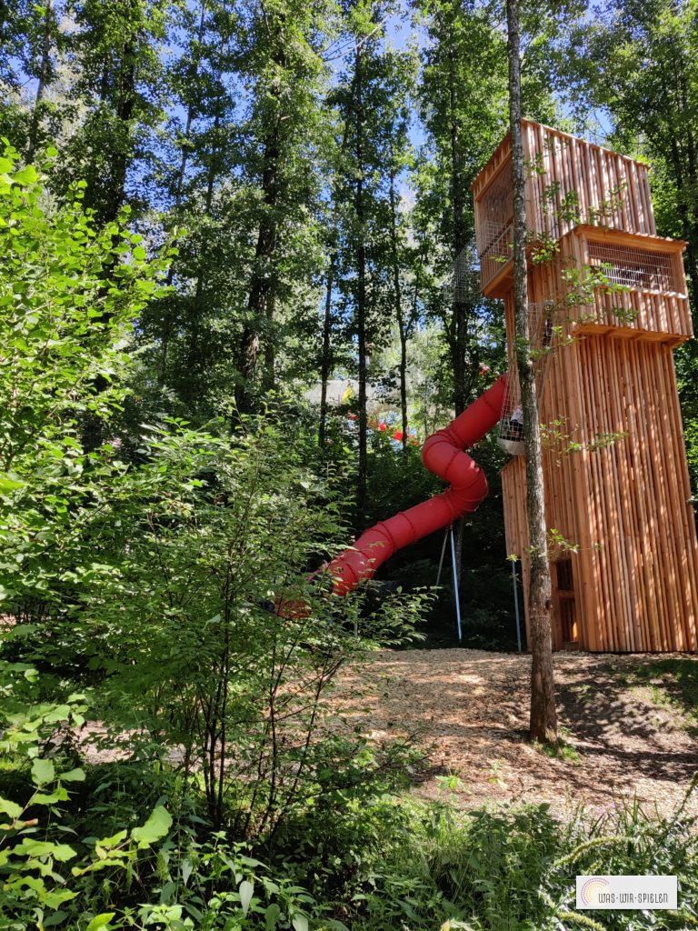 Klettern und Rutschen im Wald