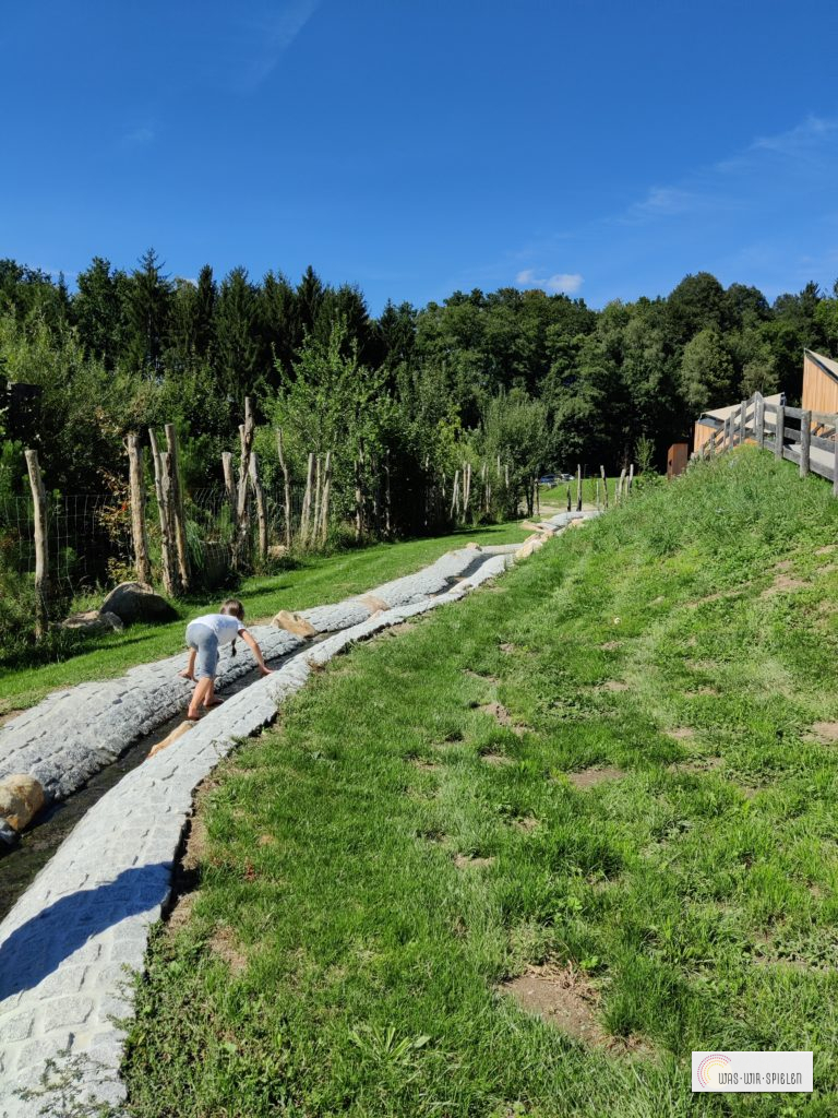Kleiner Bach quer durch das Gelände