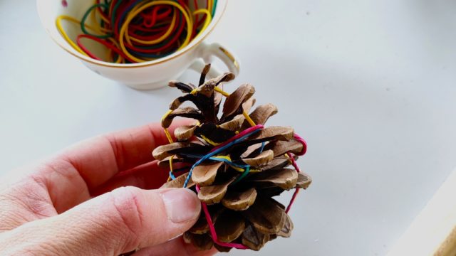 Herbstzeit – Drei Feinmotorik – Ideen mit Zapfen