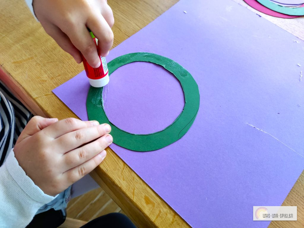 Rahmen mit Kleber bestreichen