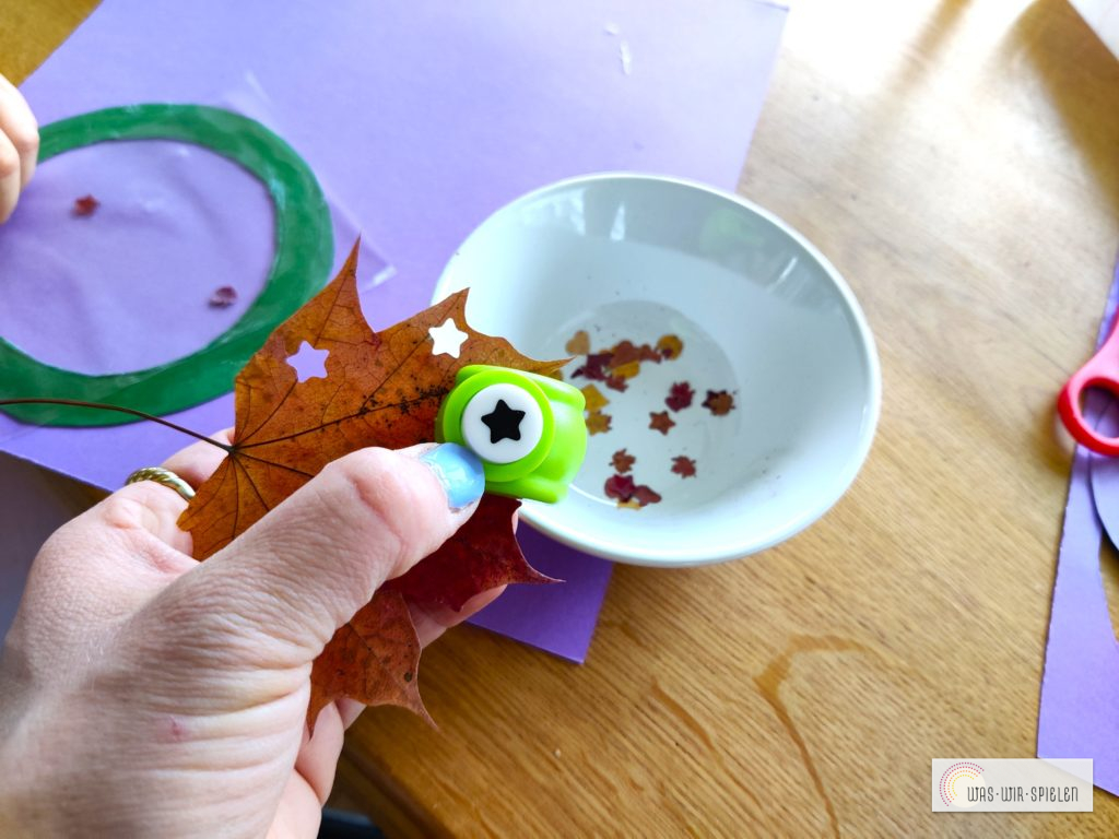 Ausgestanzte Blätter eignen sich super als Deko - Konfetti