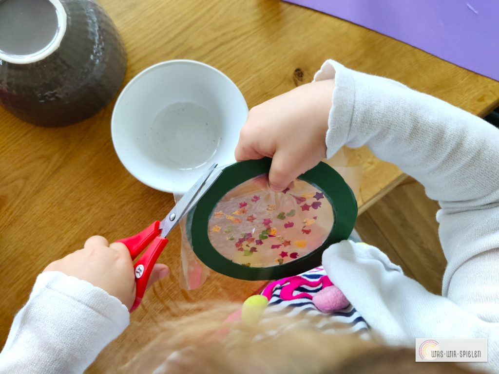 REste der Buchschutzfolie abschneiden