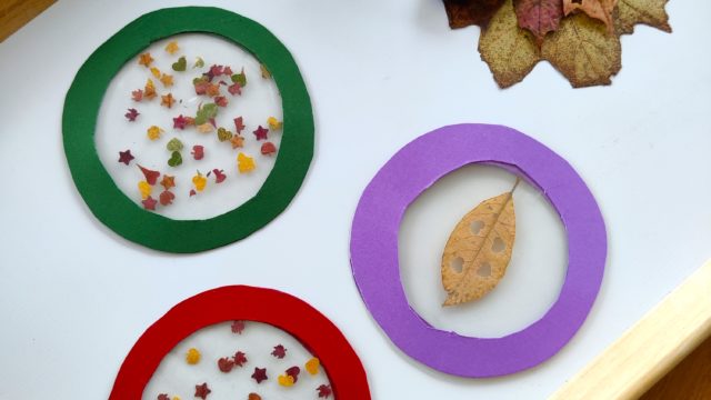 Herbstliche Anhänger aus ausgestanzten Blättern