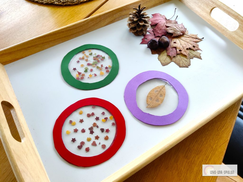 Bunte Anhänger aus ausgestanzten Blättern