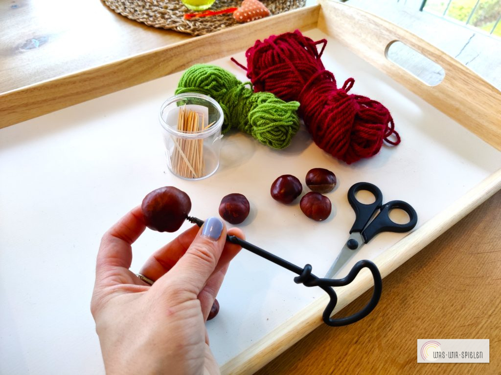 Bohre 5 - 7 Löcher in eine Kastanie