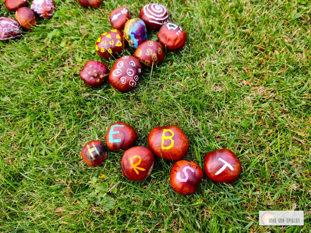 Buchstaben auf Kastanien