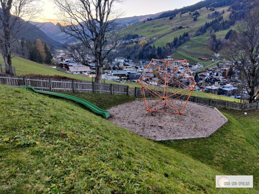 Kletternetz und Rutsche