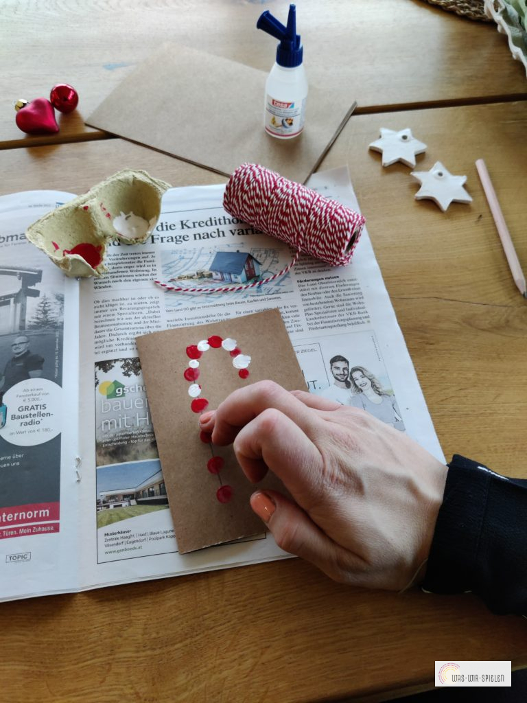 tupfe weiße Punkte dazwischen