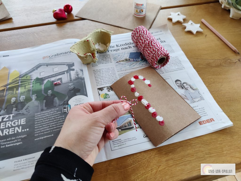 bringe als Verzierung eine Masche aus Baumwollschnur an