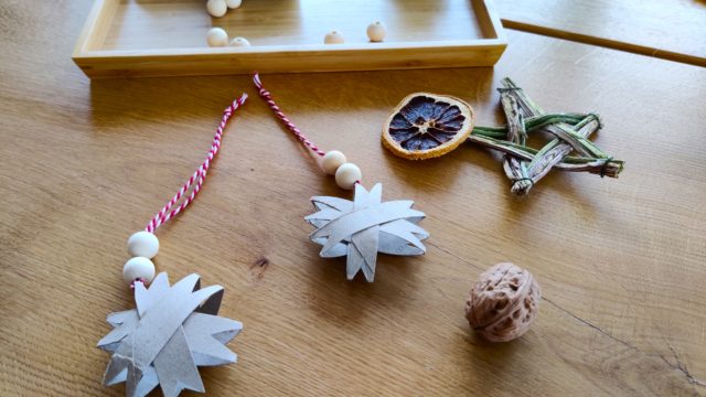 Einfache Weihnachtssterne aus Klopapierrollen