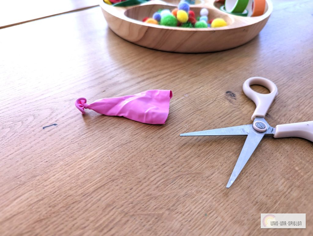 Spitze des Luftballos entfernen