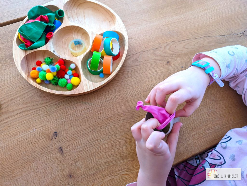 Luftballon über die Klorolle stülpen