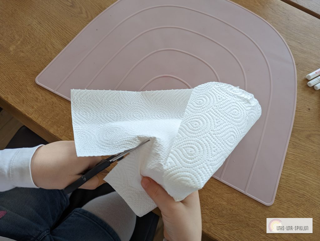 Küchenrolle auseinander schneiden