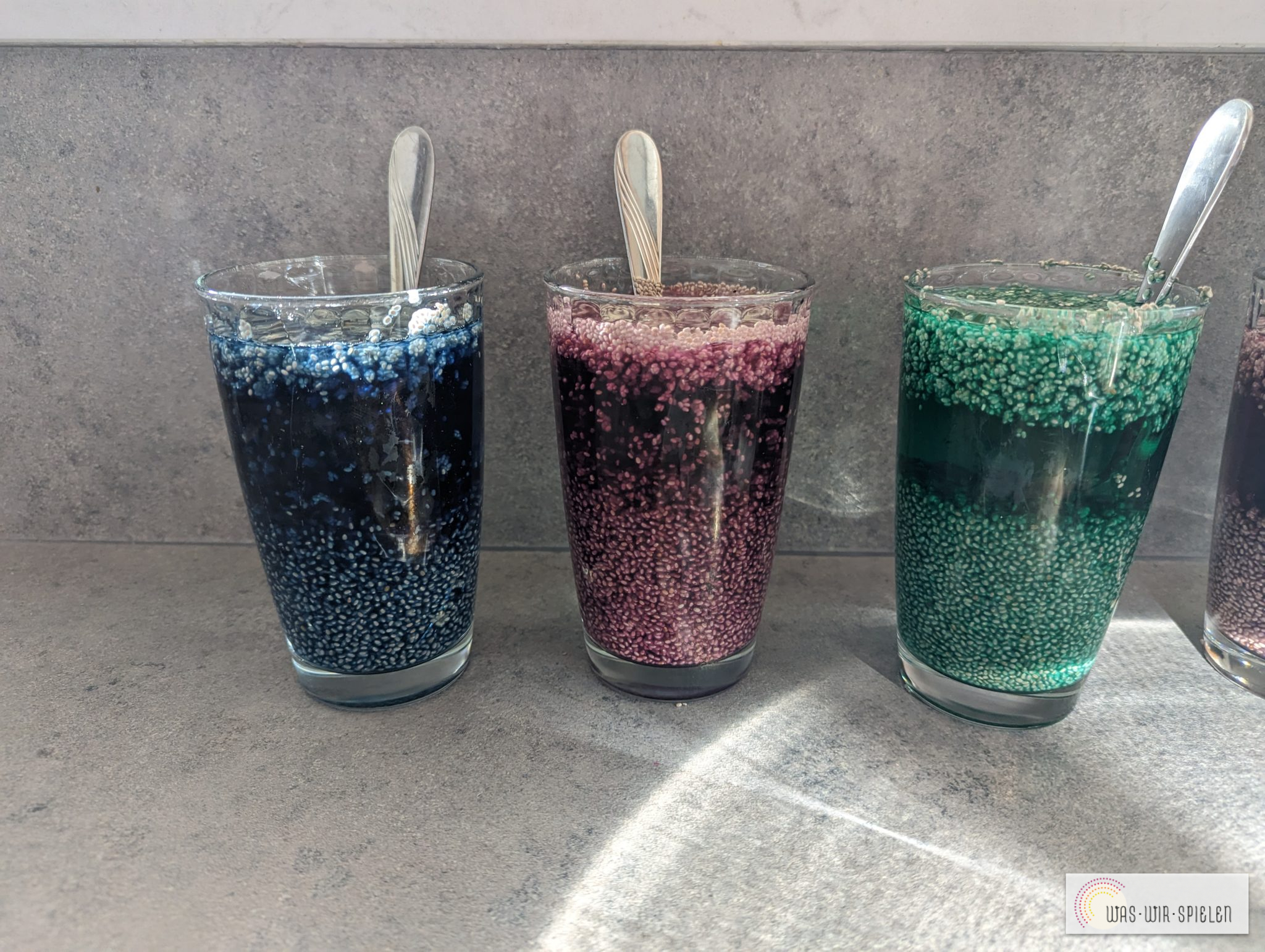 Chia Slime - ungiftiger Glibber aus zwei Zutaten - waswirspielen.com