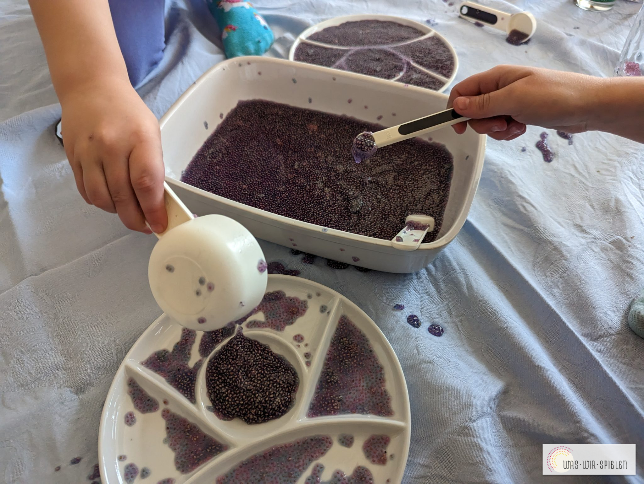 Glibber Hand Chia Slime - ungiftiger Glibber aus zwei Zutaten - waswirspielen.com