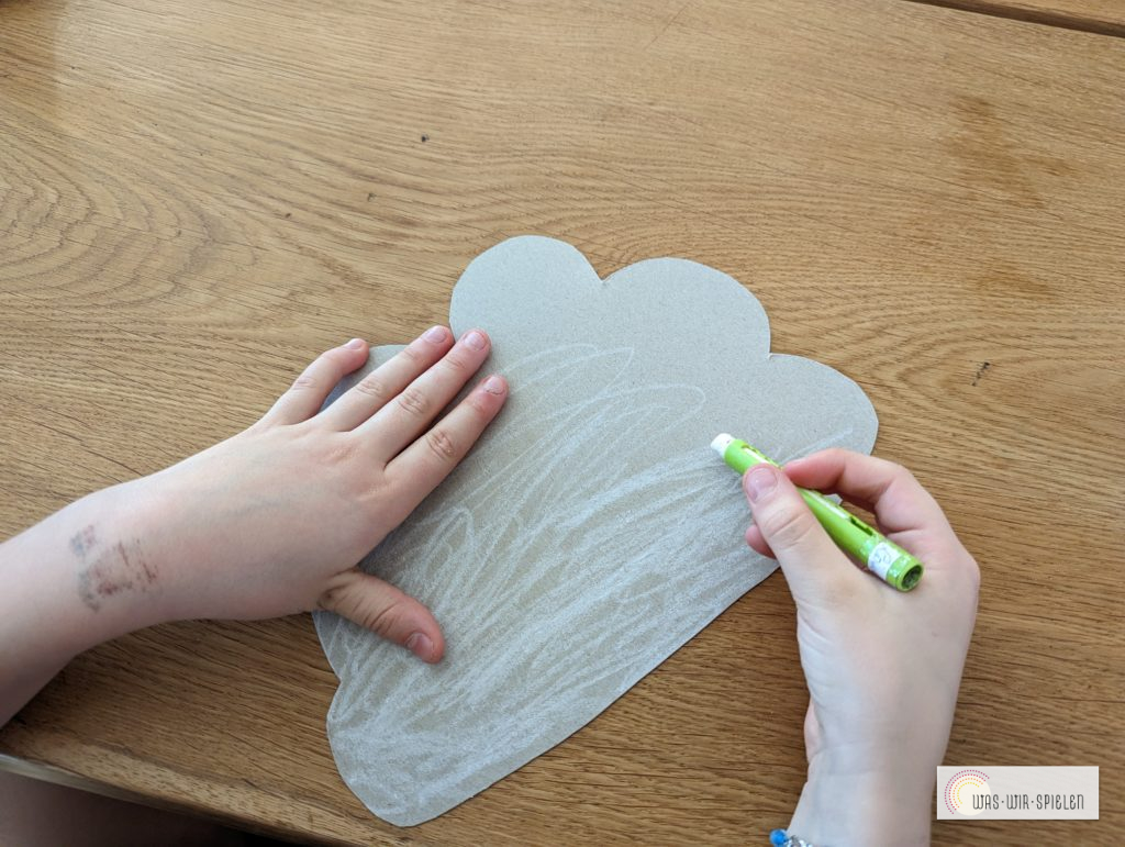 Wolke ausschneiden und anmalen