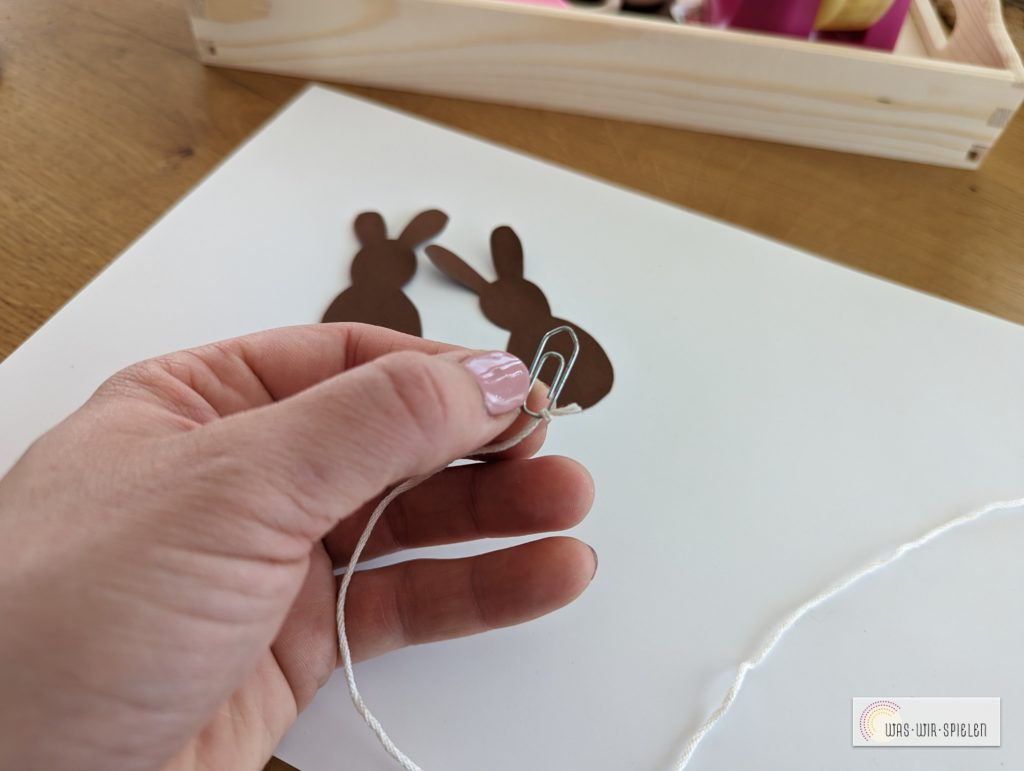 Büroklammer an Schnur befestigen