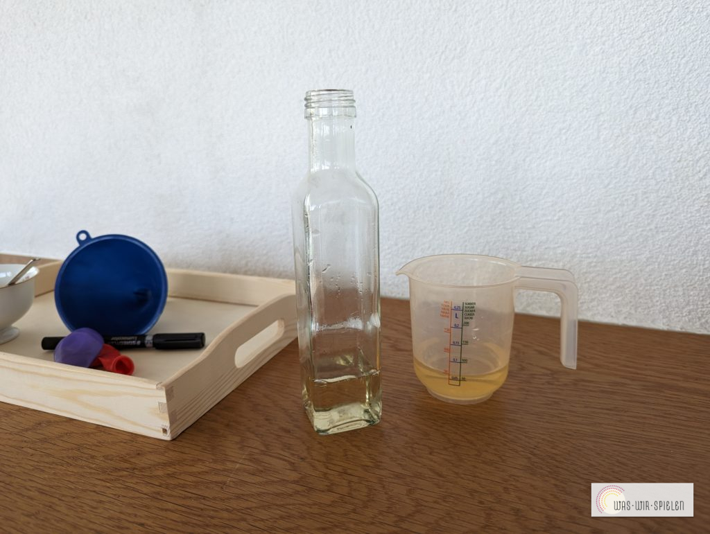 Essig in die Flasche füllen