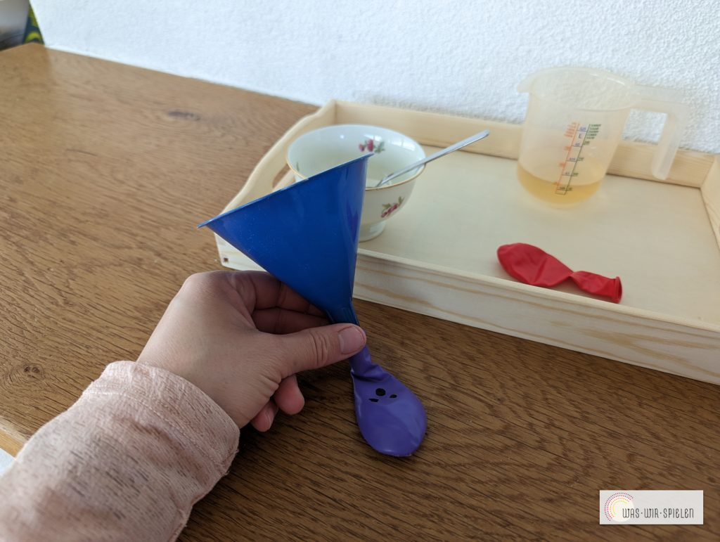 Natron in den Luftballon füllen