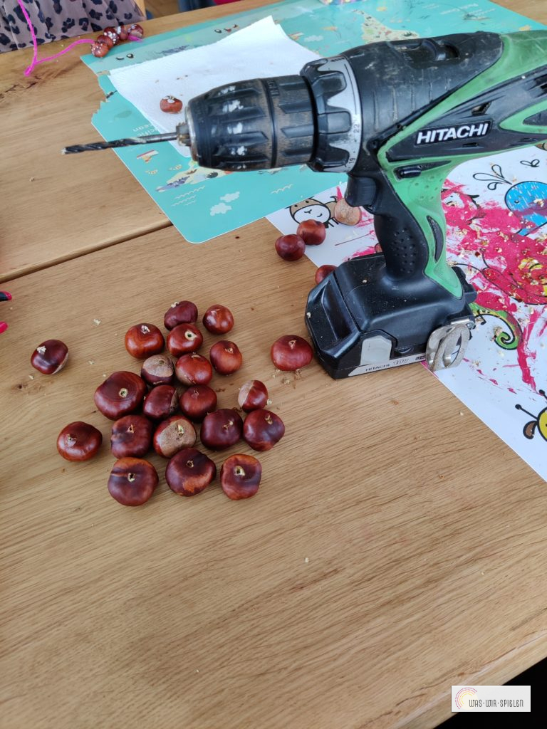 Löcher in die Kastanien bohren