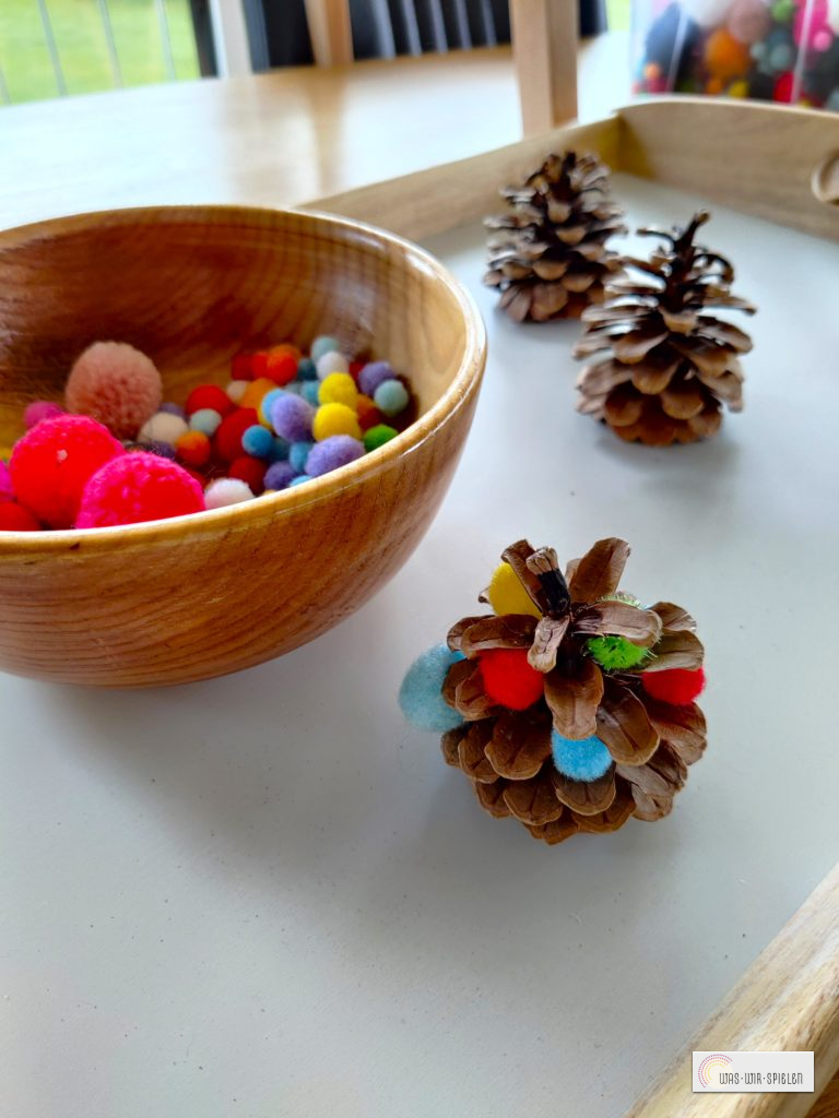 Pompons Übung mit Zapfen