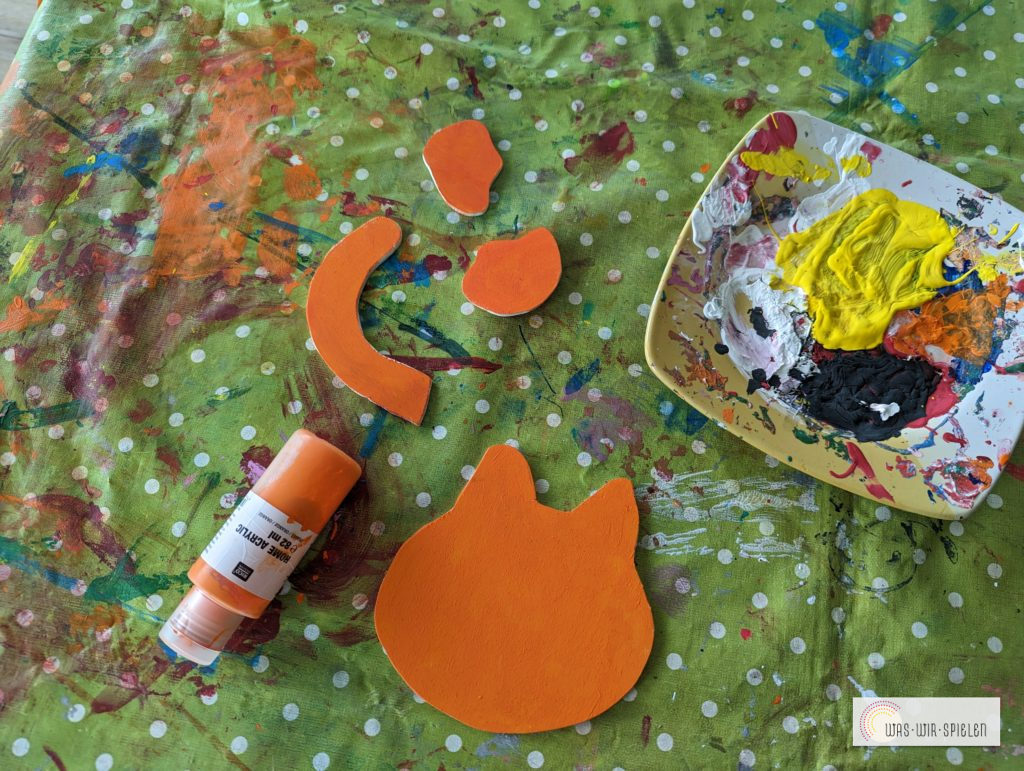 Teile mit Acrylfarbe bemalen