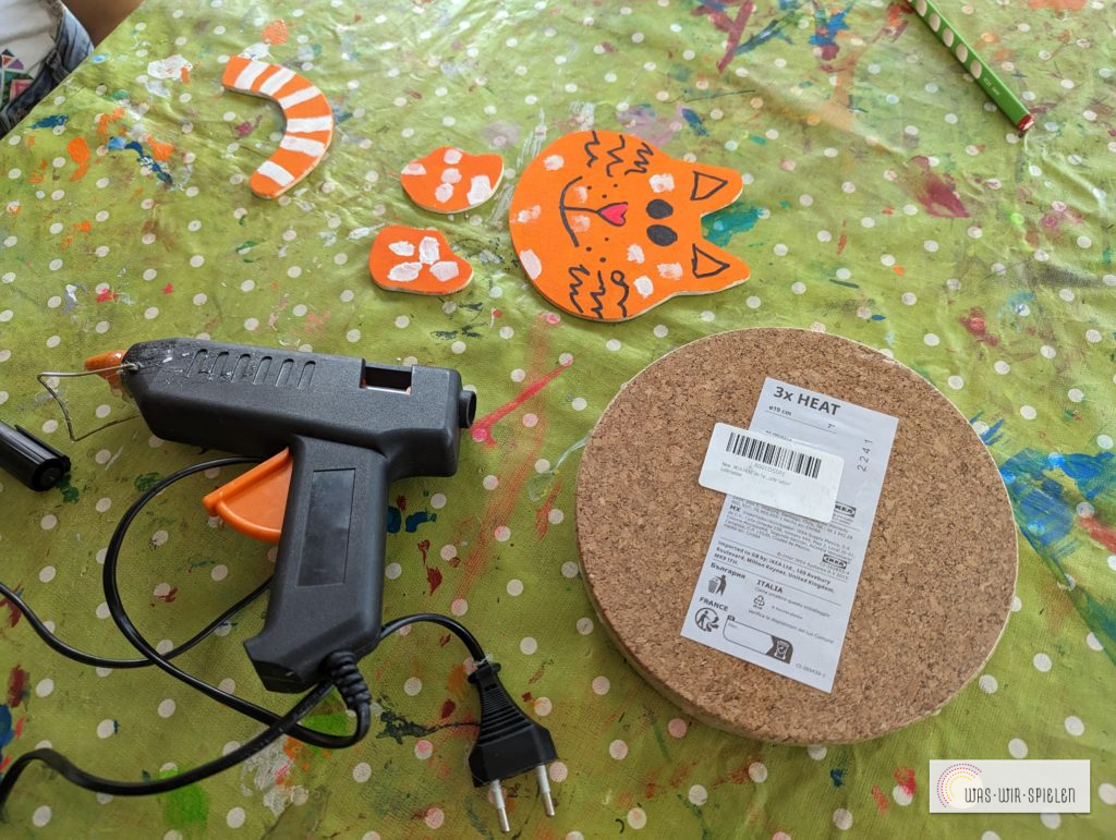 Teile mit der Heißklebepistole zusammensetzen