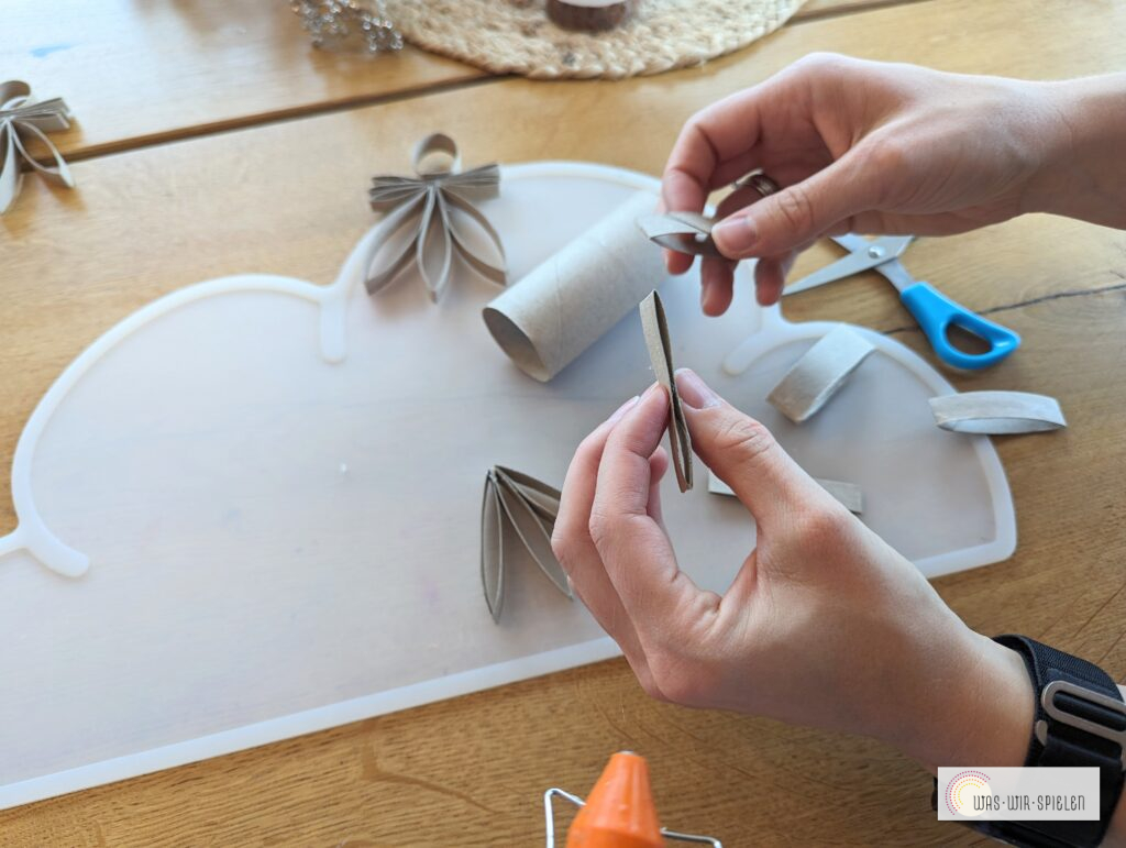 Drei Ringe werden mittig zusammengeklebt