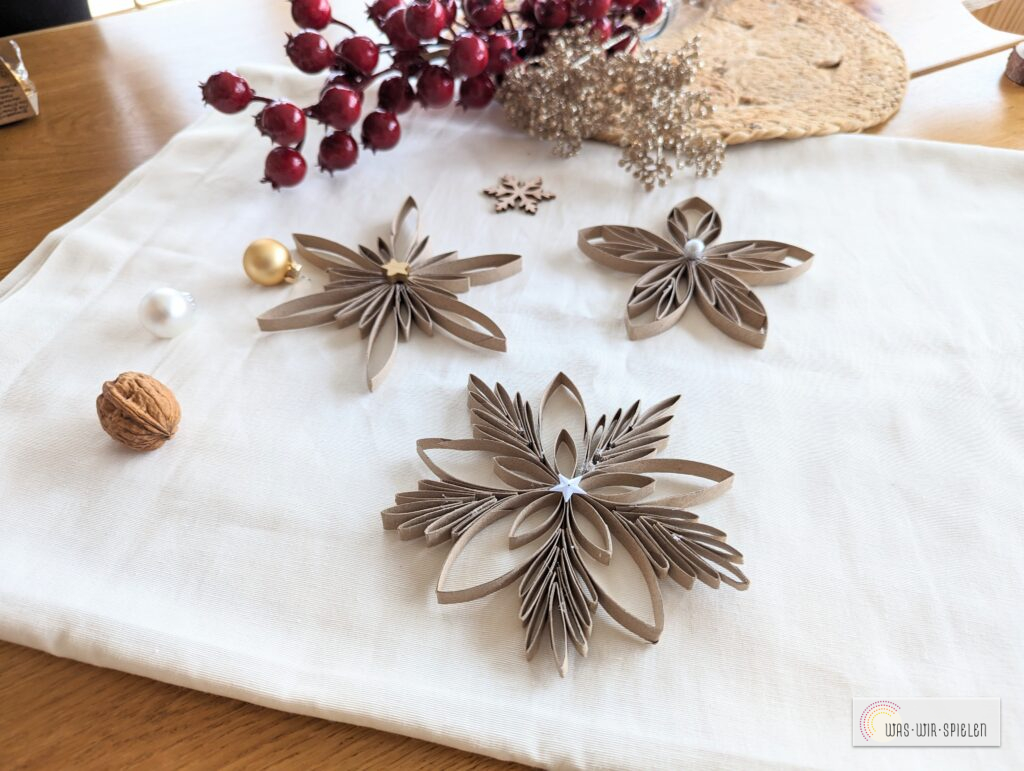 Sterne aus Klopapierrollen