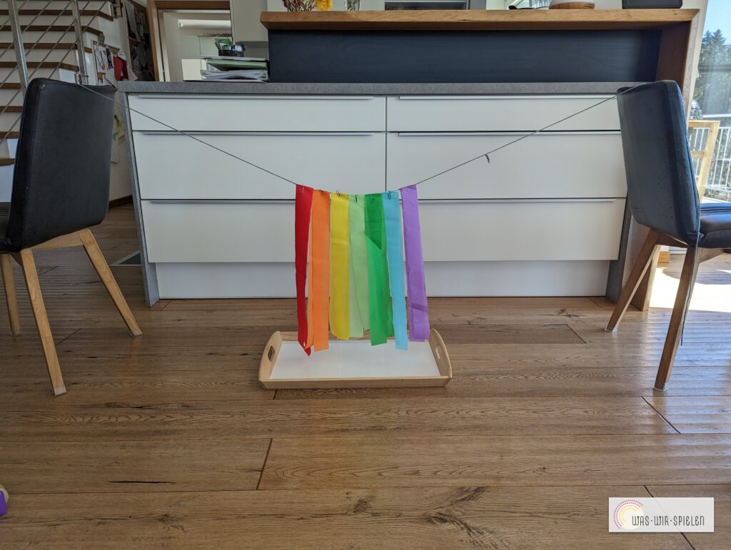 Krepppapier aufhängen und Unterlage unterstellen