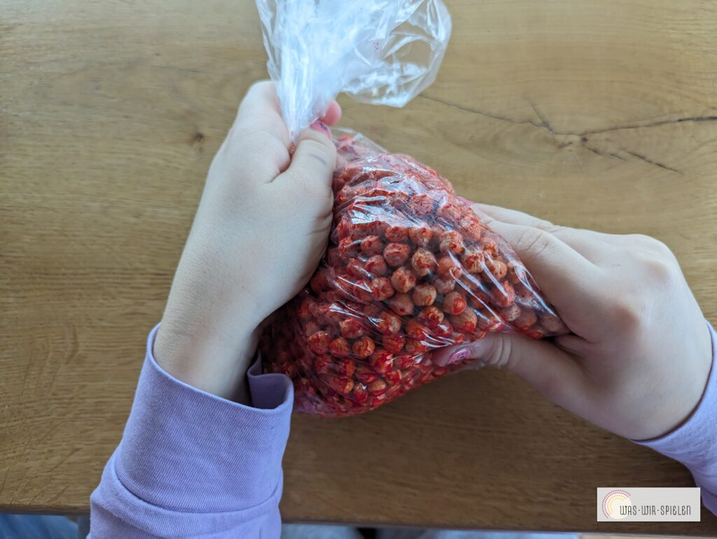 3. Kneten und so Farbe verteilen