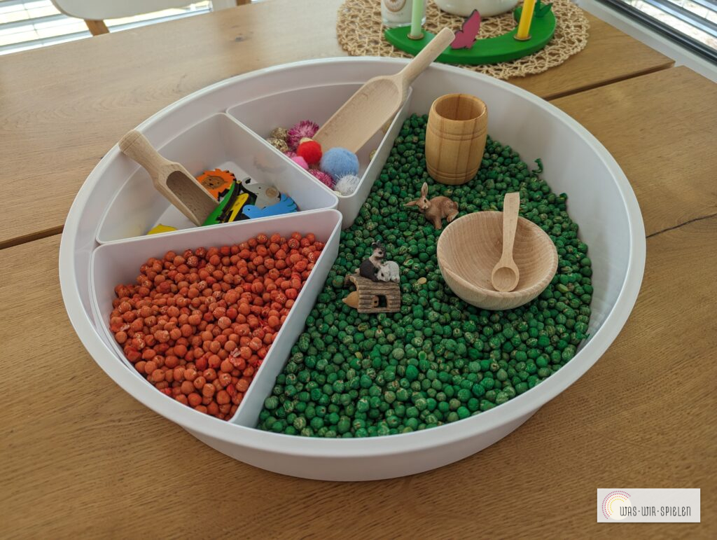 Aktionstablett mit bunten Kichererbsen