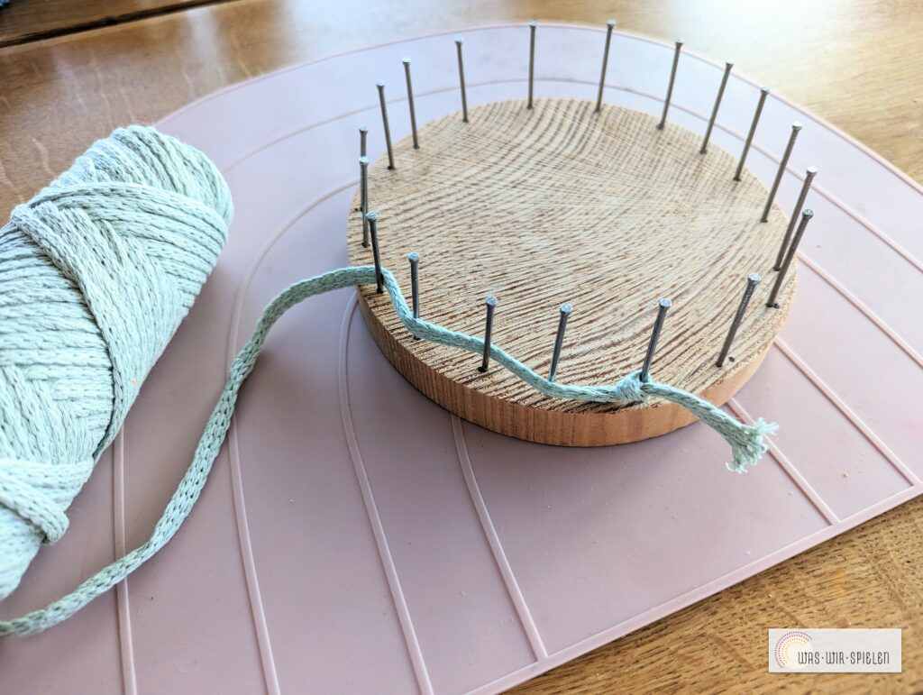 Faden anknoten und weben