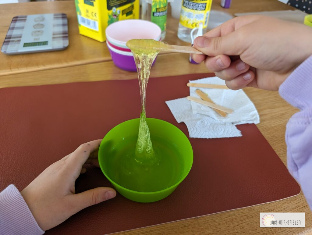 So lange rühren, bis eine schleimige Masse entsteht