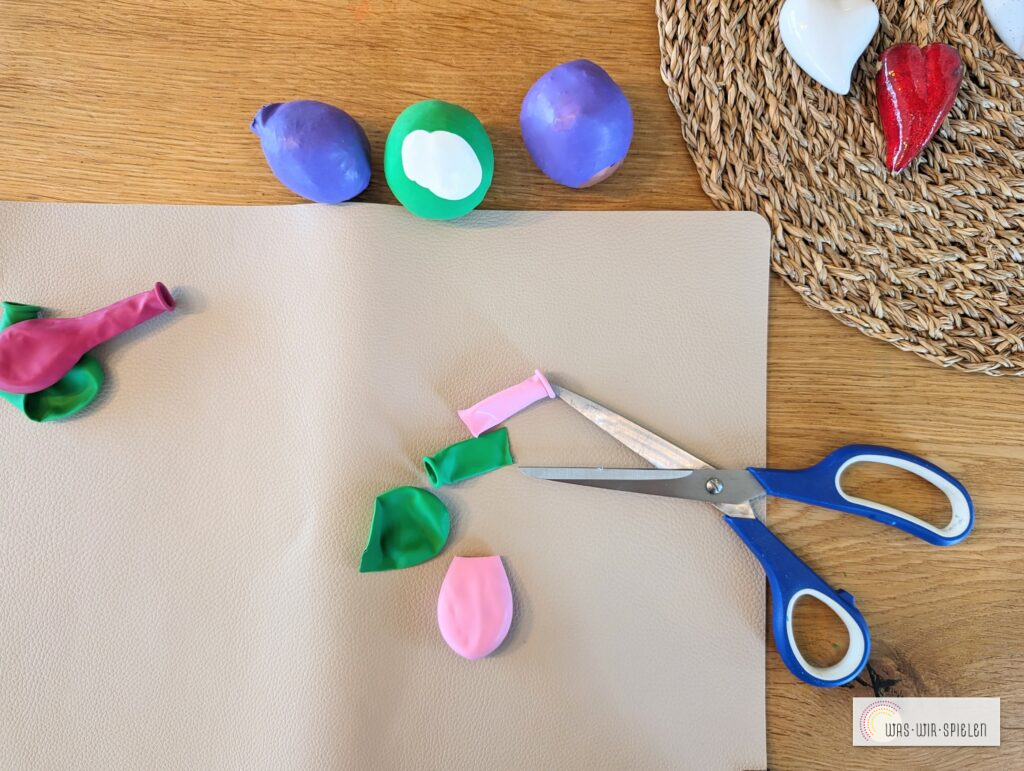 Hälse der Luftballons entfernen