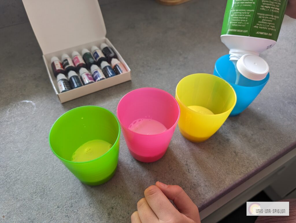 Gib Milch in Becher