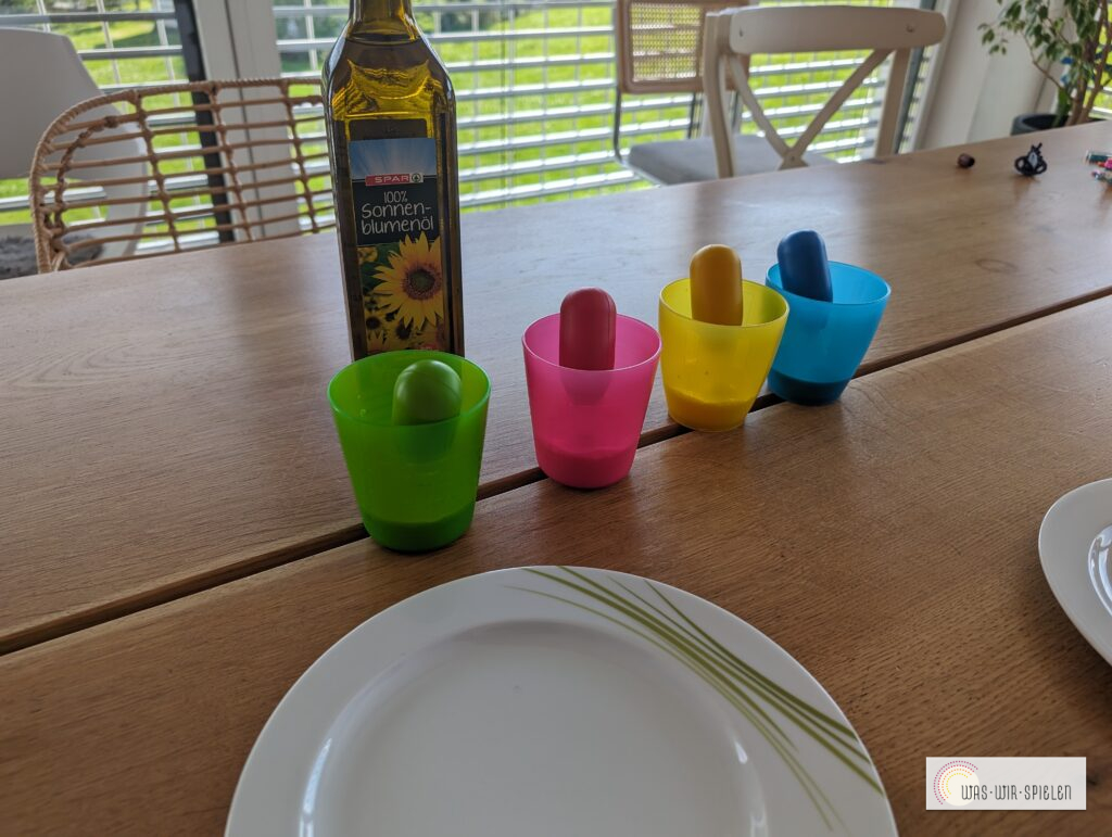 Milch, Öl und Lebensmittelfarbe