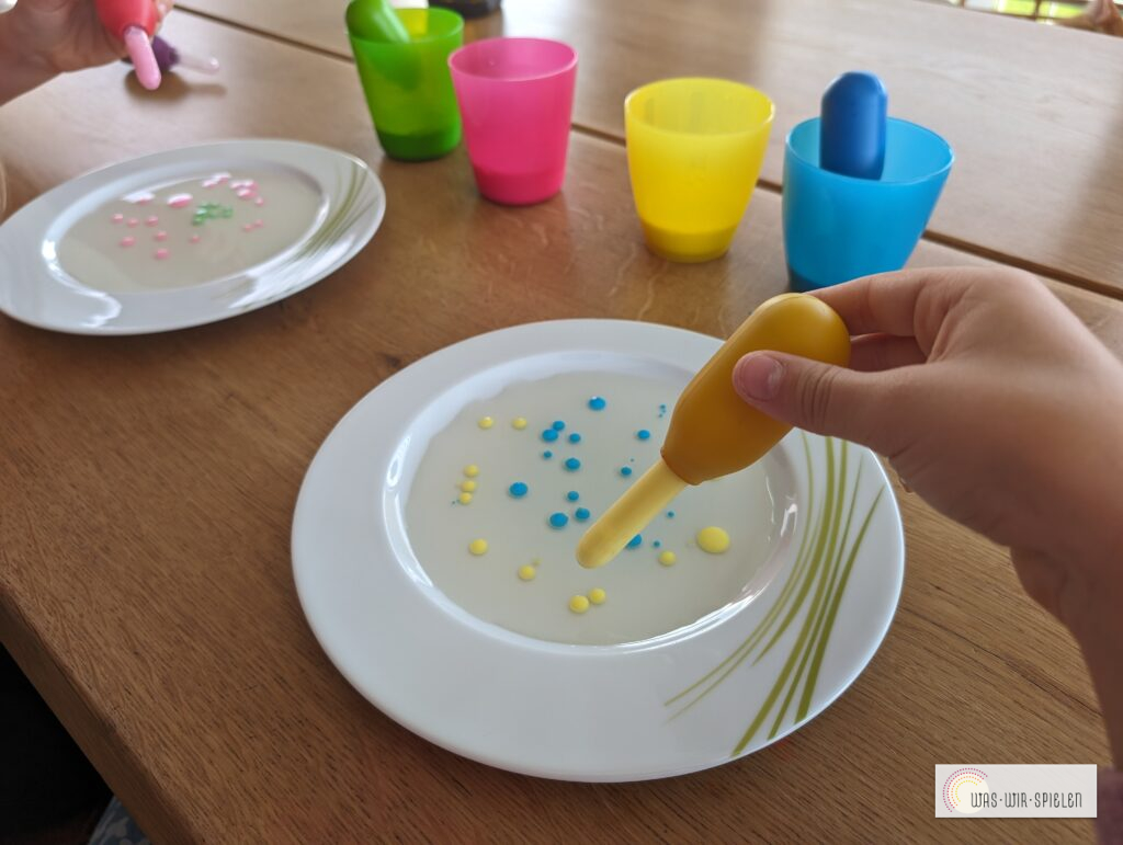 Experiment mit Öl und Milch - Kinder zum Staunen bringen