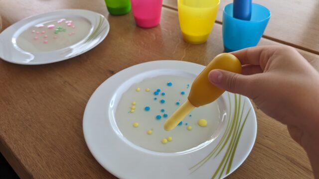 Das magische Experiment mit Öl und gefärbter Milch